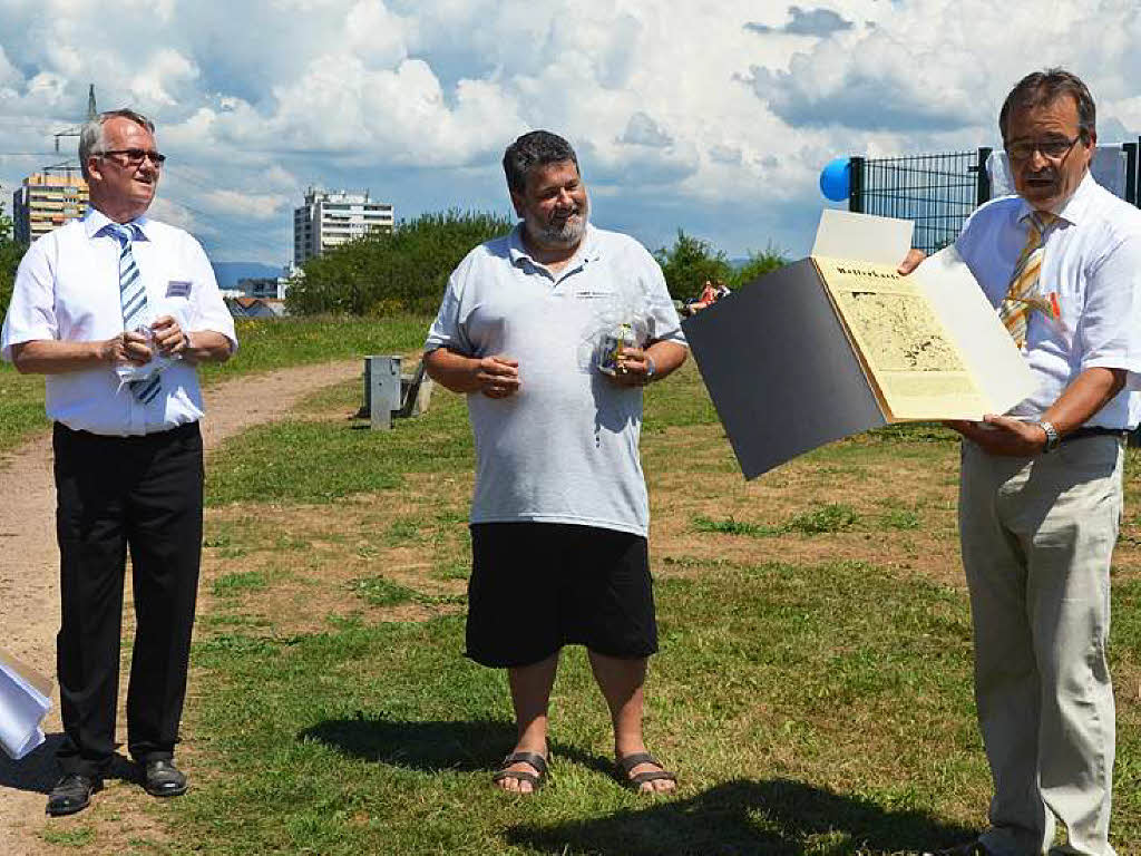 Einstandsgeschenk: Michael Gutwein übergibt Wetterbeobachter Helmut Kohler seine personliche Wetterkarte, links Günter Roß von der Messnetzstelle Stuttgart Einstandsgeschenk: Michael Gutwein übergibt Wetterbeobachter Helmut Kohler seine personliche Wetterkarte, links Günter Roß von der Messnetzstelle Stuttgart