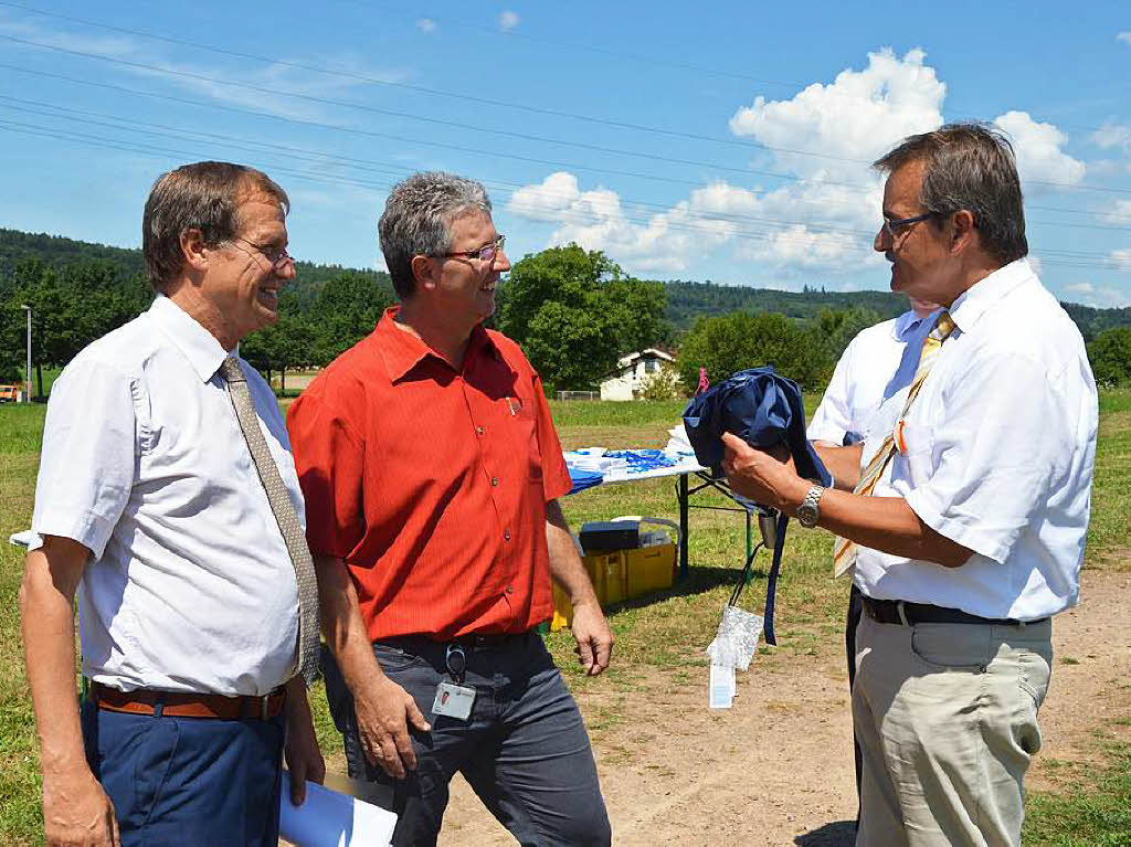 Für die Bemühungen um den neuen Standort erhielt Thomas Krämer (Evonik, mitte) einen DWD-Regenschirm Für die Bemühungen um den neuen Standort erhielt Thomas Krämer (Evonik, mitte) einen DWD-Regenschirm