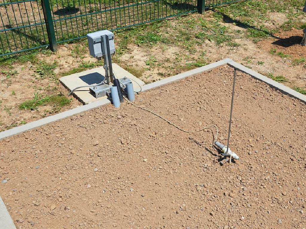 Auf dieser freien Fläche wird Bodentemperatur in 5 Zentimeter Höhe erfasst. Auf dieser freien Fläche wird Bodentemperatur in 5 Zentimeter Höhe erfasst.