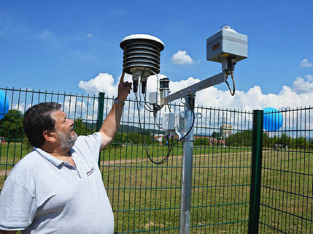 Wetterbeobachter Helmut Kohler hat es mit leistungsstarken Messgeräten zu tun, Der Temperaturmesser wird sogar belüftet um Stauwärme auszuschließen. Wetterbeobachter Helmut Kohler hat es mit leistungsstarken Messgeräten zu tun, Der Temperaturmesser wird sogar belüftet um Stauwärme auszuschließen.