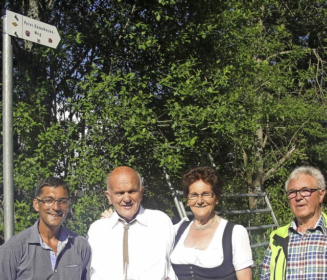 In Altglashtten gibt es jetzt einen P... Schwrer unter dem neuen Wegeschild.   | Foto: Tina Httich