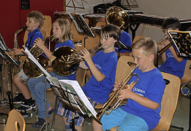 Das Teenie-Blasorchester spielte zunchst in der Halle.   | Foto: Paul Schleer