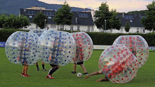 Gar nicht so einfach: Die Bumper-Soccer kamen ganz schn ins Schwitzen.   | Foto: Monika Weber