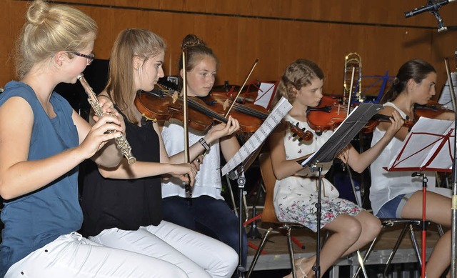 Auch die Musikerinnen des Schulorchest...ert in der Breisacher Stadthalle mit.   | Foto: Hans-Jochen Voigt