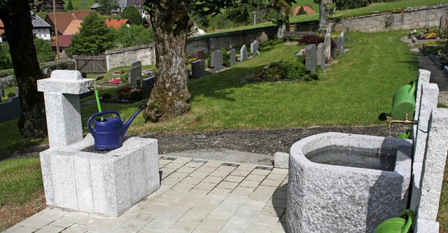 Der Friedhofsbrunnen ist fertig gestel...schaftsrat mit einem kleinen Prsent.   | Foto: Gerd Sutter