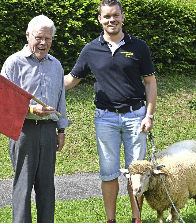 Achill Wetzel (links) erhielt als Sieg...flinger seinen Preis:  Hammel Gunter.   | Foto: paul berger