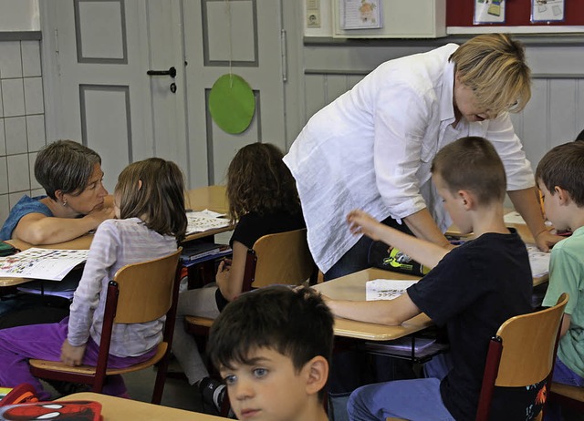 Sozialpdogin Eva Martus und Lehrerin ... Treppenstufen besser sichtbar machen.  | Foto: Christiane Franz