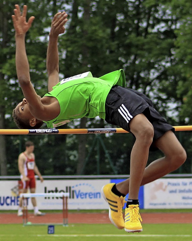 Er springt hher als er gro ist: Der ...schaft ber die 1,95 Meter hohe Latte.  | Foto: Sarah Nltner/TV Grenzach