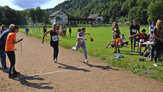 Whrend einige Schlerinnen mit mehr o...ettbewerbe im Stadion in St. Blasien.   | Foto: Sebastian Barthmes