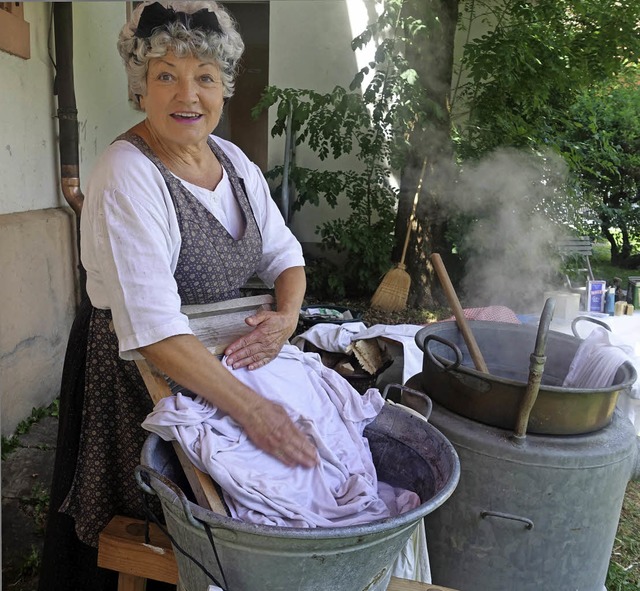 Waschfrau Monika Haller macht ordentlich Dampf.   | Foto: Roswitha Frey