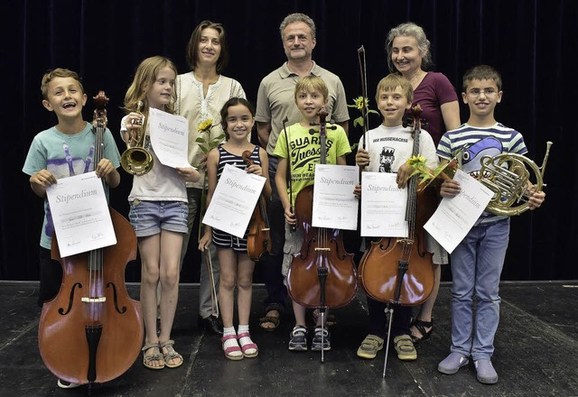 Jan, Louisa, Latifa, Constantin, Simon...Fabrice Bollon und Violina Sauleva) .   | Foto: Thomas Kunz