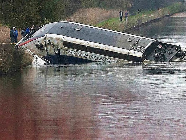 Desaster: TGV im Rhein-Marne-Kanal   | Foto: AFP