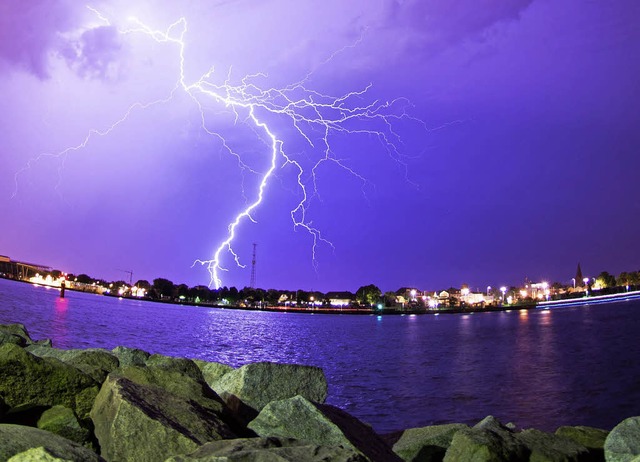 Blitze ber dem Rostocker Hafen  | Foto: dpa