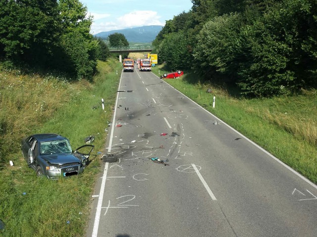 Ein Auto ist auf der L120 in den Gegenverkehr geraten und hat sich berschlagen.  | Foto: Martin Ganz