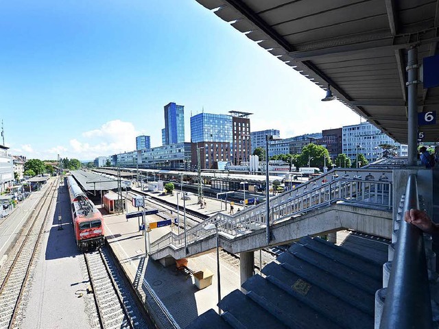 Alles andere als barrierefrei: der Freiburger Hauptbahnhof   | Foto: Rita Eggstein
