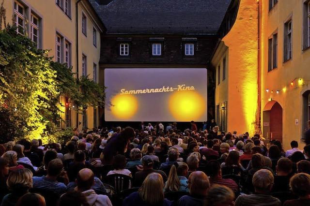 Im Innenhof des Schwarzen Klosters startet das Sommernachtskino mit 