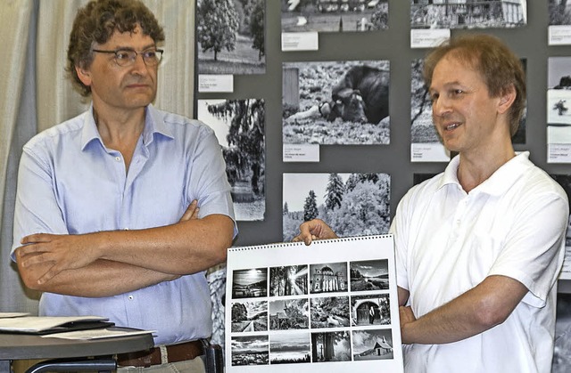 Clemens Winterhalter (links) und Udo P...lten Aufnahmen aus dem Wettbewerb vor.  | Foto: Christiane Seifried