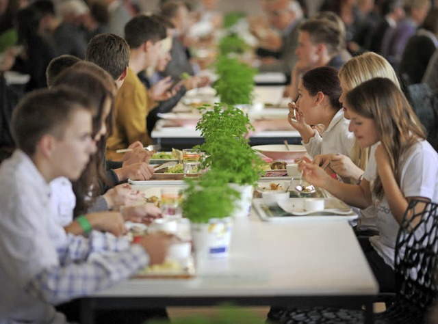 Nicht ganz so tief, wie es die Verwalt...n, wenn sie in der Mensa essen wollen.  | Foto: DPA