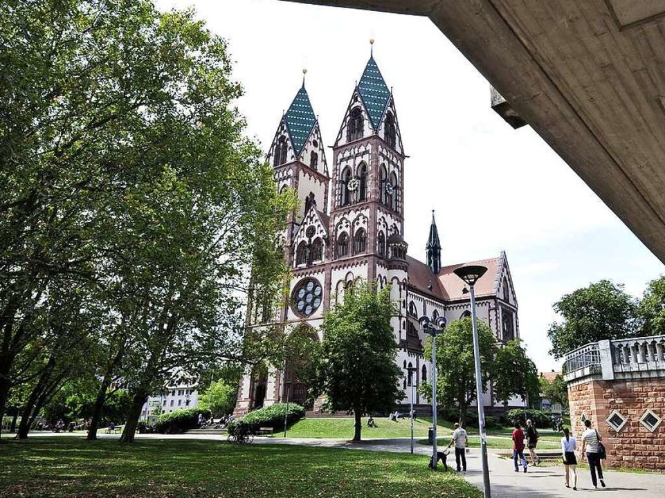 Die Polizei sucht Zeugen eines Streits auf dem Sthlinger Kirchplatz.  | Foto: Thomas Kunz