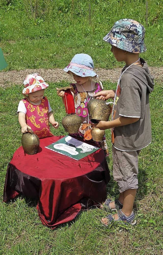 Die Kinder konnten Kuhglocken ausprobieren.   | Foto: Ilka Dring