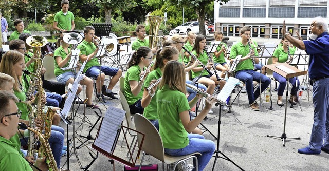 Das Jugendorchester Schnau mit einem ...m Jugend-Orchester-Treffen in Hausen.   | Foto: georg diehl
