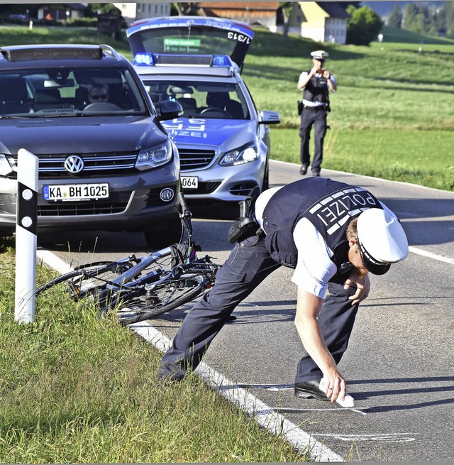 Die Polizei zeichnet das Spurenbild des Unfalls nach.   | Foto: M.Ganz