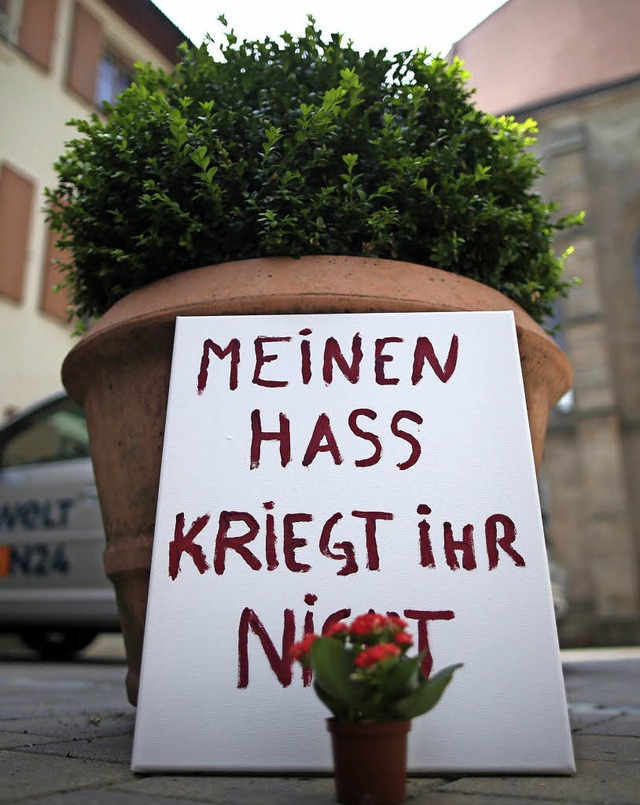 Blumen erinnern in Ansbach an den Anschlag   | Foto: dpa