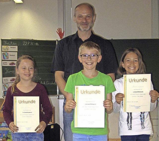 Die Sieger des Lesewettbewerbs an der ...Platz) und Siegerin Antonia Hupbauer.   | Foto: Privat