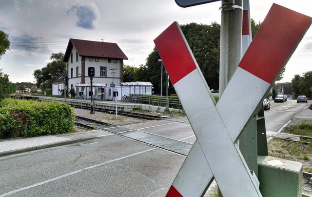 Der Bahnbergang am Bahnhof Sasbach is... ber den bergang hinweg verlngert.   | Foto: Martin Wendel