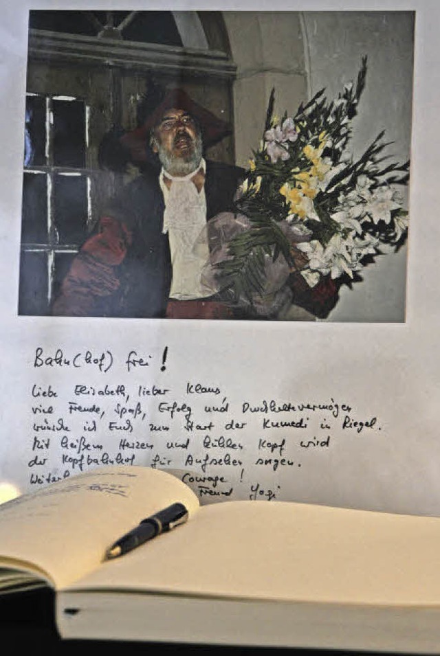 Abschied fr Klaus Sprkel in der Kume...98. Im Vordergrund das Kondolenzbuch.   | Foto: Patrik Mller