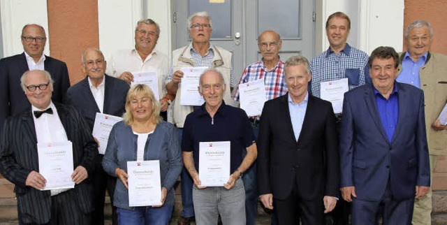 Auszeichnung fr Jahrzehnte lange Treu...zender Manfred Basler (vorne, rechts)   | Foto: familienheim