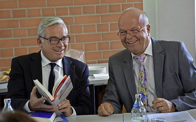 Minister Strobl (links) im heiteren Dialog mit Rektor Witt   | Foto: HS