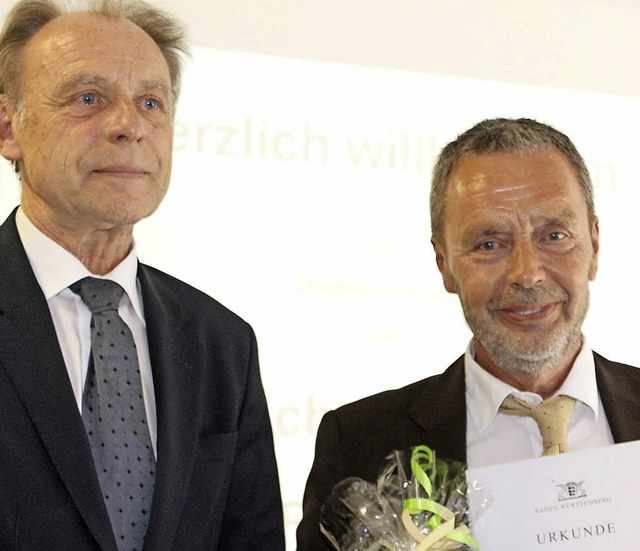 Rolf Leuger (re.) verlsst die Schule....ktor Frank Heinrich gratulierte  ihm.   | Foto: Fabry