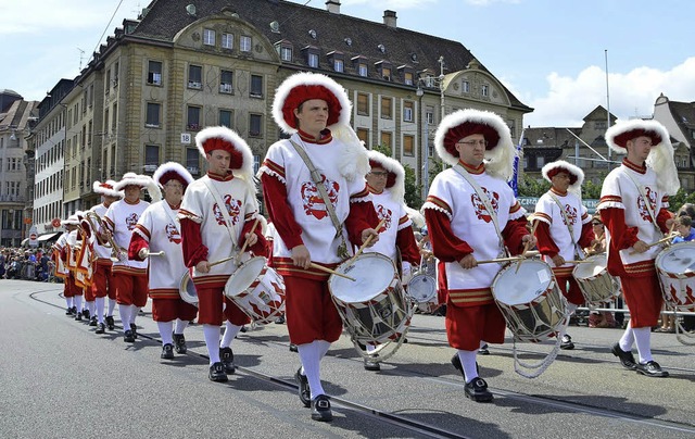 Krftiger Auftritt in rot-wei: der Fa...inmitten der Basel Tattoo Parade 2016   | Foto: zvg