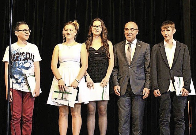 Die besten Abschlussschler aus Elzach...ngwald mit Brgermeister Roland Tibi.   | Foto: Schule