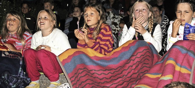 In warme Decken gehllt verfolgten meh...nsfilm &#8222;Alles steht Kopf&#8220;.  | Foto: Martha Weishaar