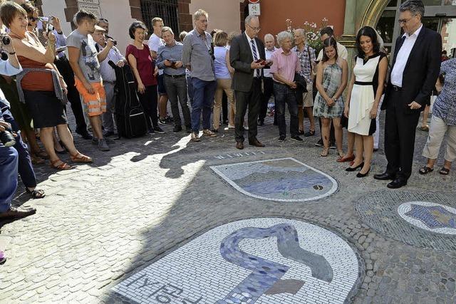 Gedenkfeier zum 30. Todestag von Berndt Koberstein - neue Mosaike auf dem Rathausplatz
