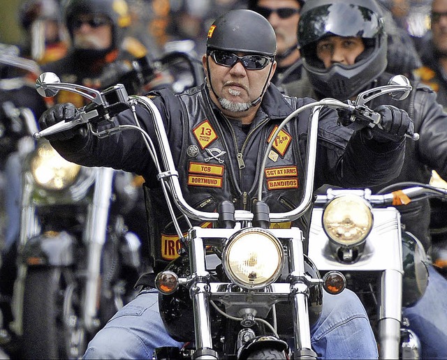 Motorrad, Kutte, finsterer Blick: Bandidos in vollem Ornat   | Foto: dpa