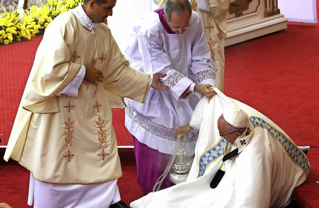 Aufhelfen mussten zwei Priester Papst ...em er in Tschenstochau gestrzt war.    | Foto: dpa
