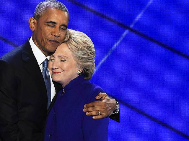 Barack Obama herzt auf dem Parteitag d...ry Clinton, was ihr sichtlich guttut.   | Foto: afp