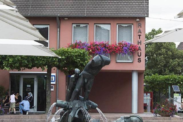 Rathausdach in Neuenburg jetzt ohne Glocke