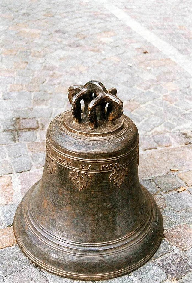 Die  Glocke, die bis vor kurzem vom  Rathausdach  lutete, wurde 1663 gegossen.  | Foto: Dorothee Philipp