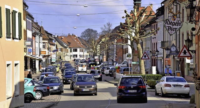 Viele Fahrzeuge bevlkern die Hauptstrae in Kenzingen.  | Foto: Archivfoto: Siegfried Gollrad
