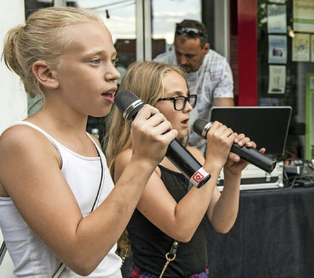 Junge Karaoke-Sngerinnen am Mikrofon  | Foto: Bernhard Rein