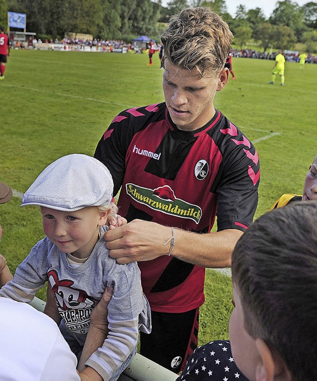 Der ausgewechselte Florian Niederlechn...rg gibt in Oberschopfheim Autogramme.   | Foto: Bettina Schaller