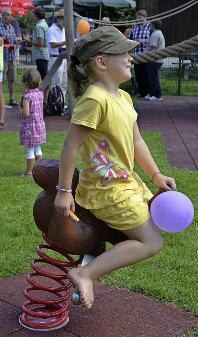 Endliche fertig! Die Kinder nahmen mit Freude den  neuen Spielplatz in Besitz.   | Foto: Berger