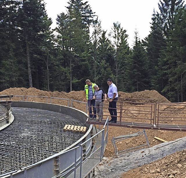 Besichtigung der Betonarbeiten bei der...steher Walter (von links nach rechts).  | Foto: Privat