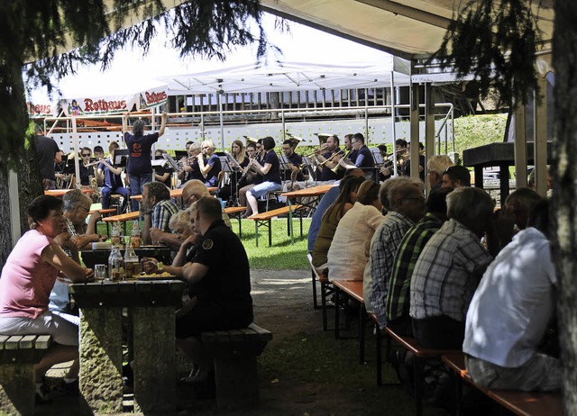 Gut versorgt mit Speisen und Getrnken...nkonzert des heimischen Musikvereins.   | Foto: noe