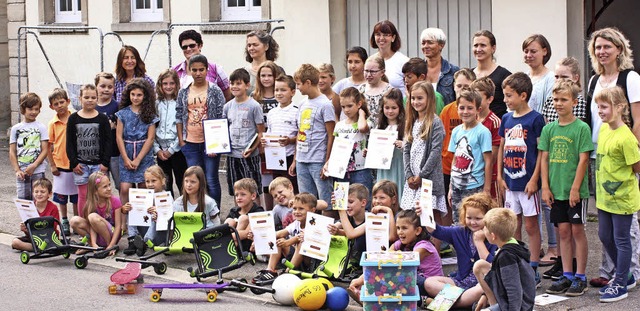 Kinder, Lehrerinnen und Frderverein f...ratten und  das neue Pausenspielzeug.   | Foto: Dorothee Kuhlmann