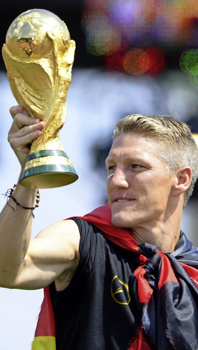 Unvergessen: Bastian Schweinsteiger pr...der Rckkehr nach Berlin den WM-Pokal   | Foto: afp